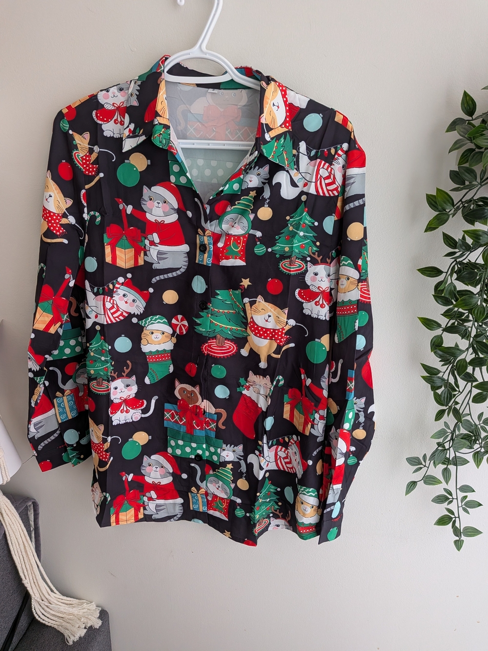 Brand New Women's Holiday Cat Print Button-Down Shirt
